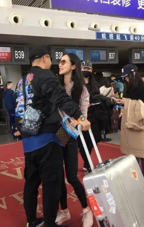 韩雪与59岁老公在香港与好友聚餐被偶遇，网友：夫妻俩罕见同框