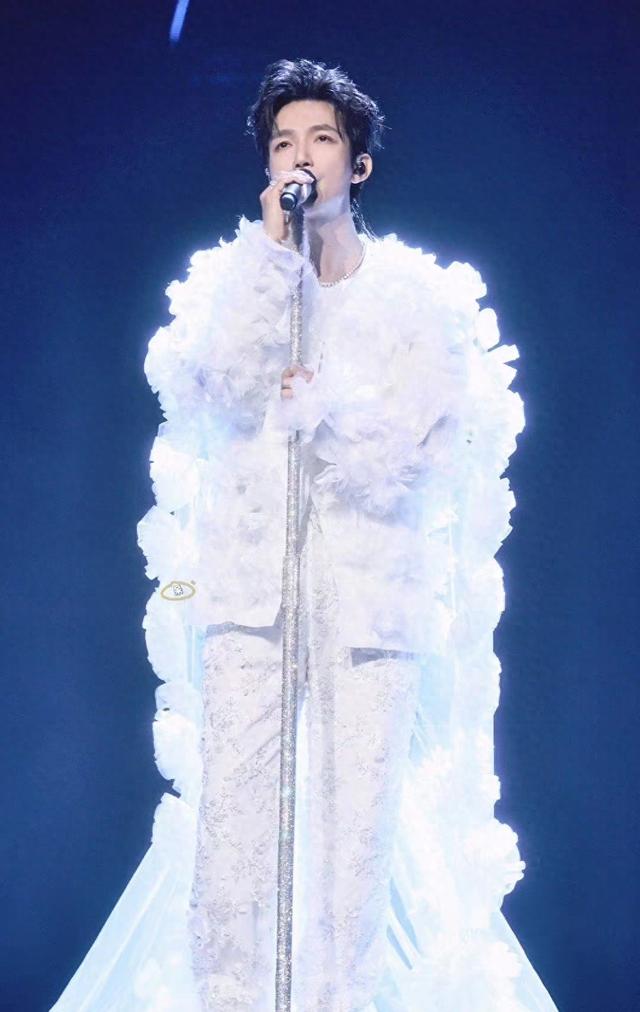 陈楚生全家福被朋友曝光,妻子刘云罕露正面,五官英气美得很高级