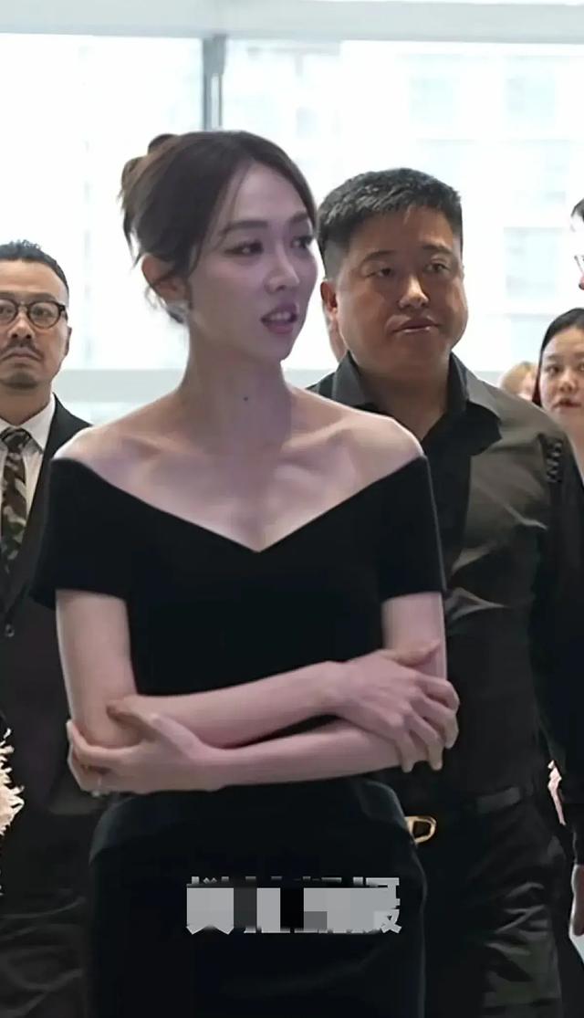 姜妍近照曝光！38岁瘦到脱相 脸上坑坑洼洼，出门呲牙咧嘴不顾形象