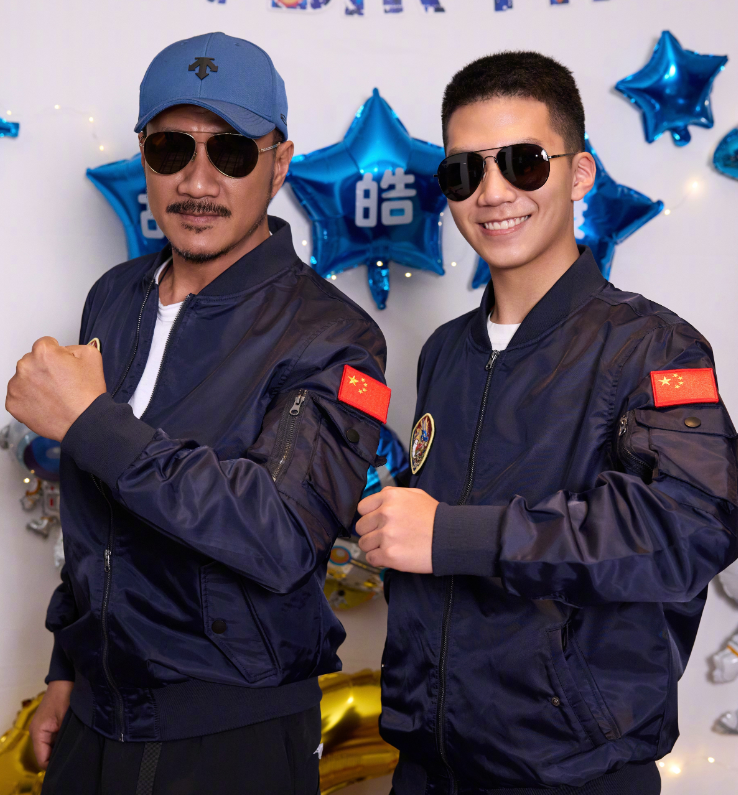 胡军儿子发育过猛,身高飚到185,帅气爆表,颜值不输男模