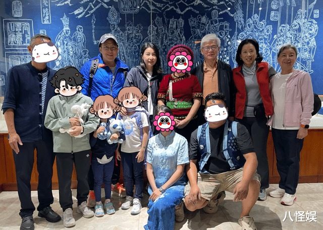 郭晶晶一家8口出游，朱玲玲搂郭妈合影，一旁罗康瑞笑得一脸慈祥