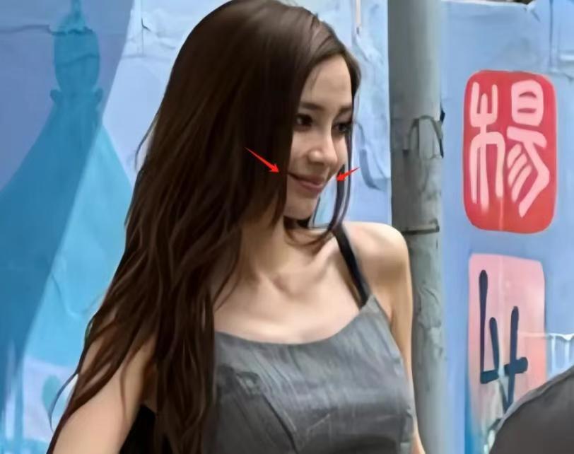 杨颖返港谋求发展,街头穿迷你裙扭腰拍照,被吐槽重回嫩模时代