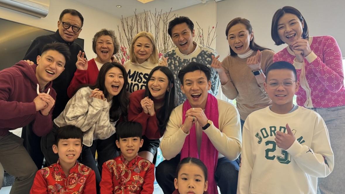 陈豪全家到许绍雄家中拜年，俩儿子穿唐装好喜庆，关礼杰夫妇也在