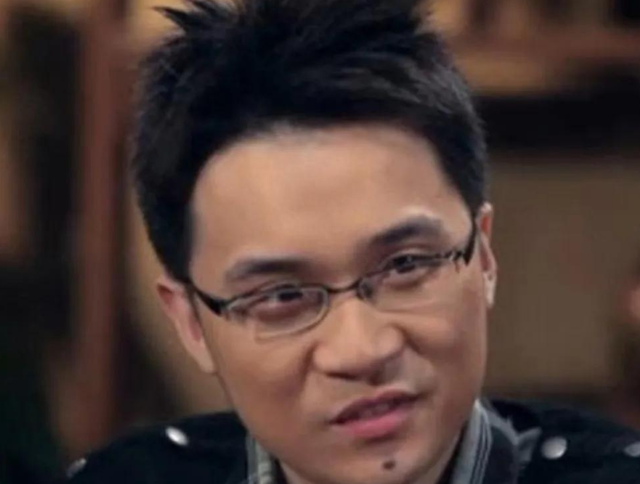 原来他就是蔡明儿子!隐瞒37年不公开,是蔡明最大心病