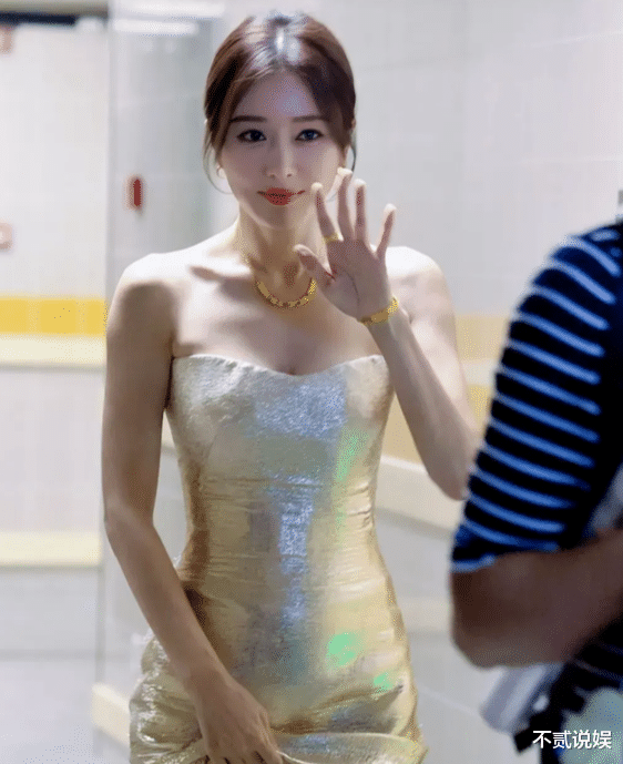 45岁秦岚不输少女，完美身材让人看不够，太绝了！