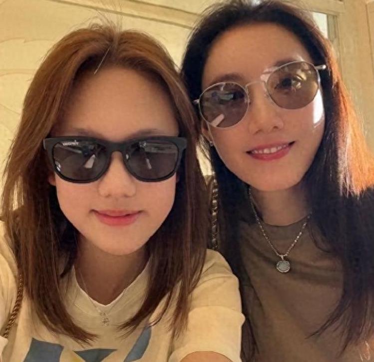 高露隐婚儿女双全，跟15岁女儿同台演出《六姊妹》，女儿演技惊人