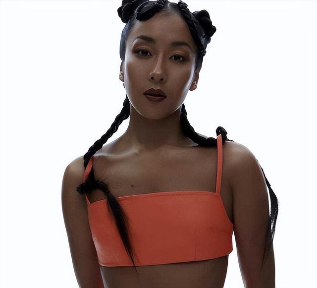 吉克隽逸机场生图被疯传,看了“无痕衣”下的小腹;网友炸锅了