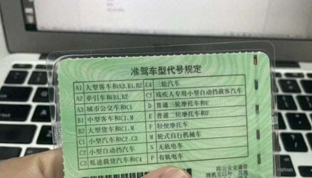 电动车“双证”时代来临！合法上路要做到“1牌、2证、3必须”