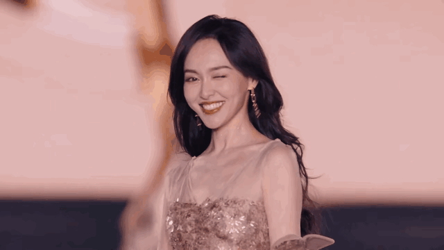 笑不活了,唐嫣T台首秀太美上热搜,我却笑死在罗晋的评论区