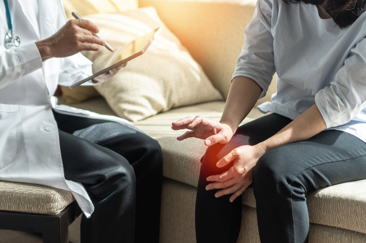 老年人膝盖疼,是坚持运动好,还是彻底静养好?看看医生怎么说