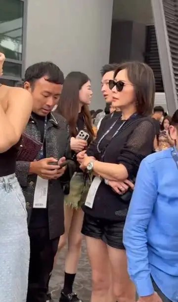 59岁刘嘉玲现身新加坡！状态年轻似18岁少女，一生未育成就了她