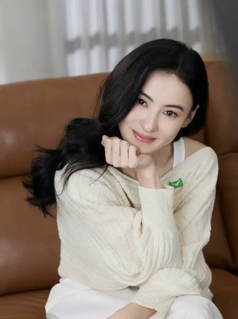 张柏芝确认三胎生父！并与其领证引热议。