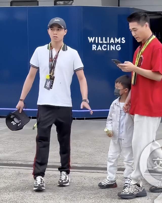 何猷君晒F1赛场照,抱4岁儿子与谷爱凌合影,赌王长孙身高瞩目