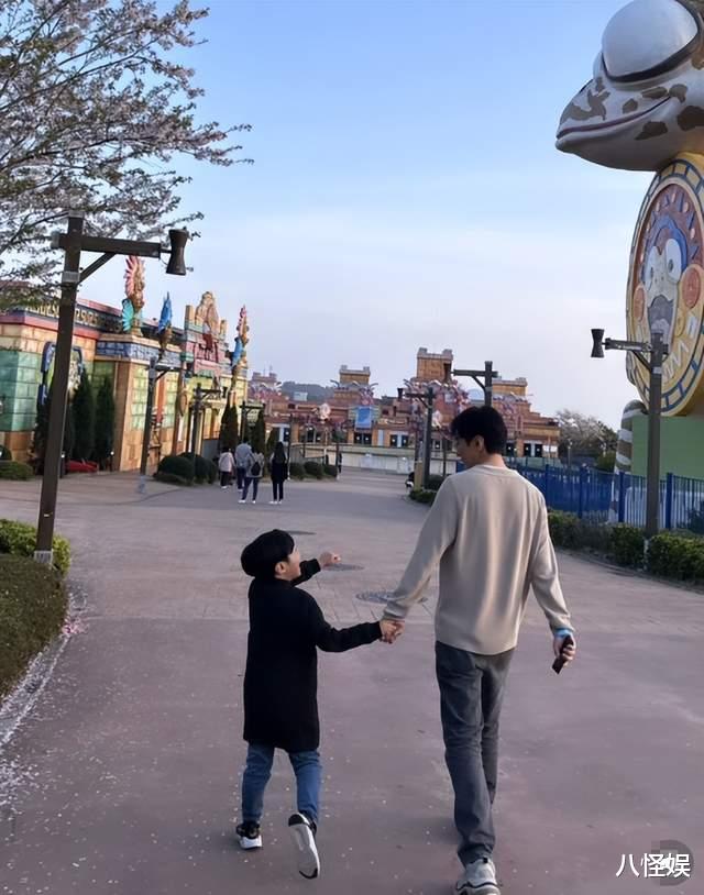 蔡琳晒前夫与儿子玩耍照，礼物6岁才见到爸爸，父子俩一点不生疏