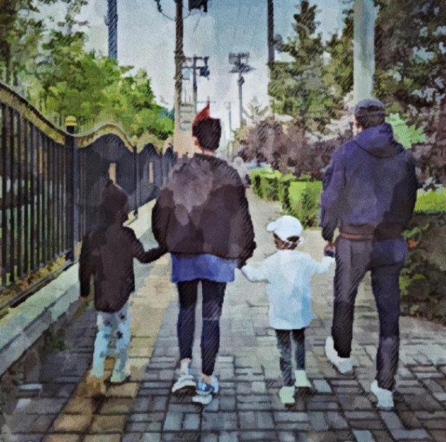 靳东老婆庆小儿子满7岁,弟弟近照曝光长大了,嘴巴像爸爸超帅气