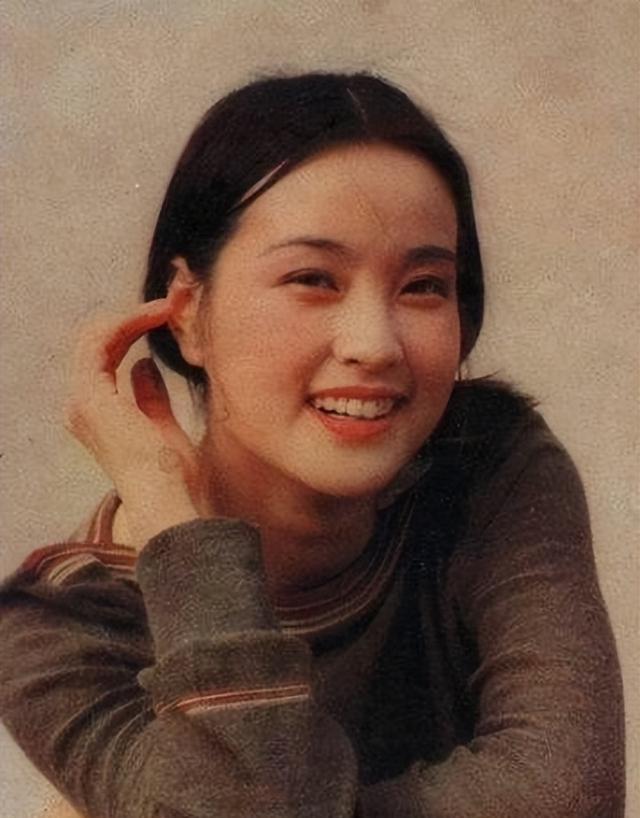 刘晓庆18岁当知青时的照片曝光,美翻全场!难怪她敢一辈子演少女