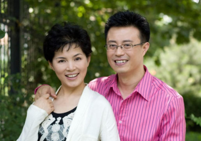 结婚九个月妻子瘫痪后不离不弃，45岁他离开央视，50岁儿女双全