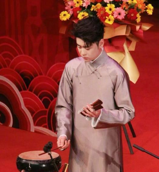 2025德云社封箱演出上热搜了!台上近百人比不了一个张云雷