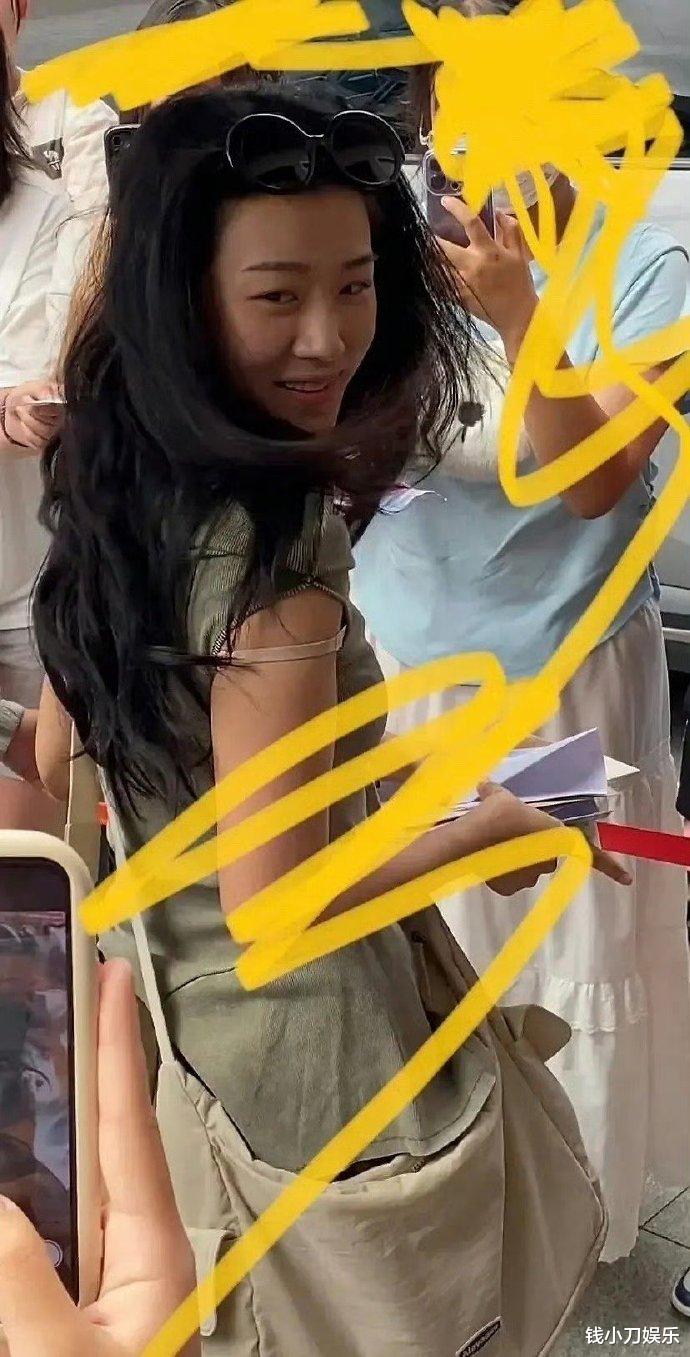 卢昱晓被指邋遢,拉链不拉吊牌不摘耳屎不挖,长相也被嘲