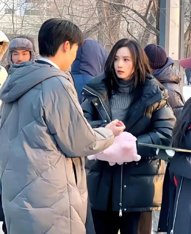 路遇刘诗诗,37 岁的她在哈尔滨街头美得好“任性”,时光都偏爱?