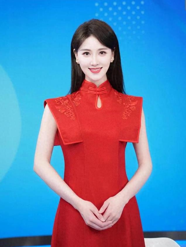 央视美女主持李丹儿官宣怀孕，晒与老公合照，住独栋别墅很惬意