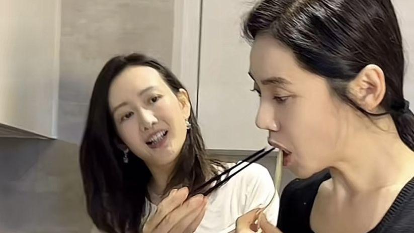 秋瓷炫煮冷面招待王鸥，徒手抓菜不拘小节，网友：真不卫生！