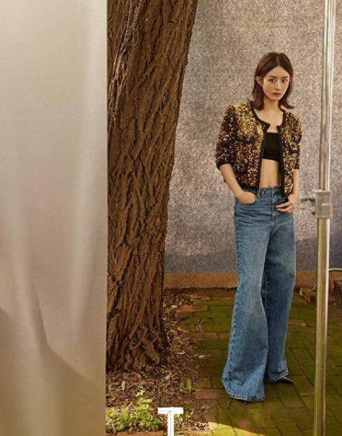 赵丽颖短发造型帅气利落:穿高腰牛仔裤,展现松弛随性之美