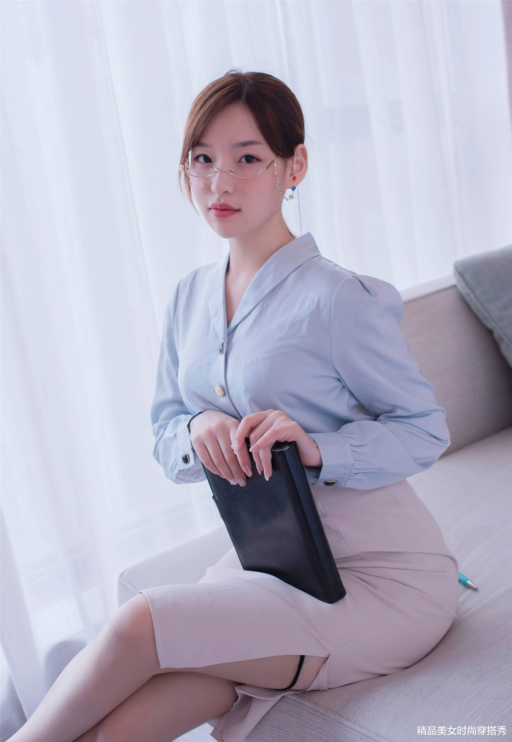 浅蓝衬衣配米白半身裙:尽显女性优雅气质