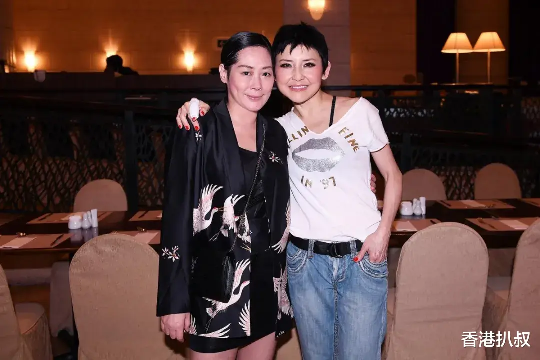 60岁香港「三级歌手」与混血男友复合！大胆撕TVB无惧封杀　曾历两段失败婚姻