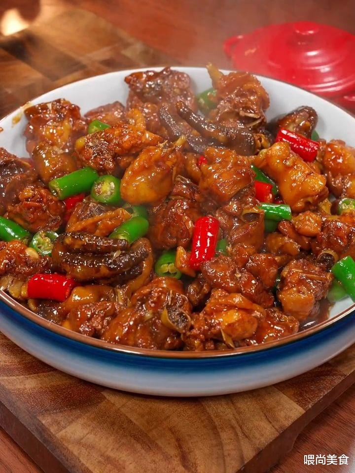 这道红烧辣子鸡味道浓郁,香气扑鼻,绝对是餐桌上的一道美味佳肴