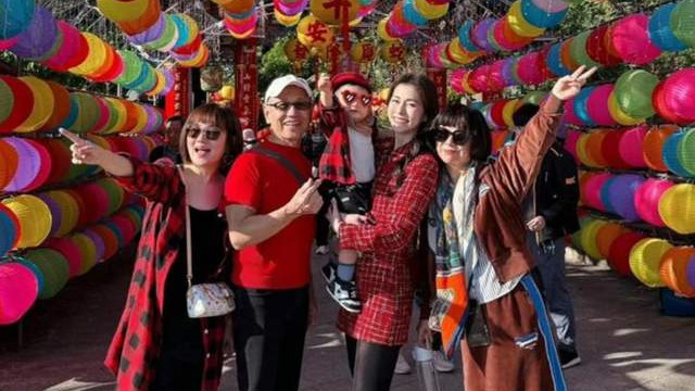 任家萱带儿子回娘家，瘦了状态更好，1岁腰果学姥爷背手走路好萌