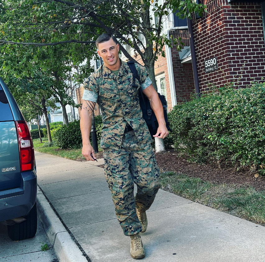 美国大兵网上秀肌肉，倒三角身材，力量感满满