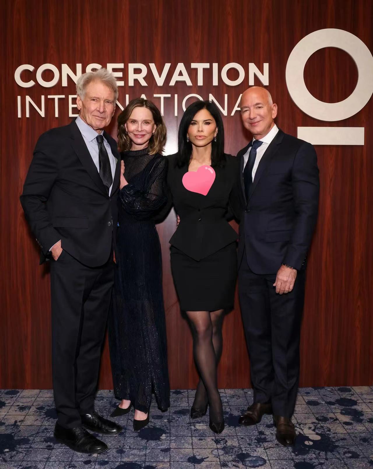 55岁邓文迪最新出席晚宴把人美到!花朵裙配波浪卷发,又嫩又霸气