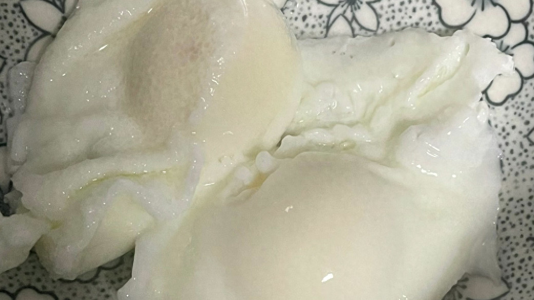 煮荷包蛋，开水下锅就毁了，教你2招，圆润完整，无白沫也不散花