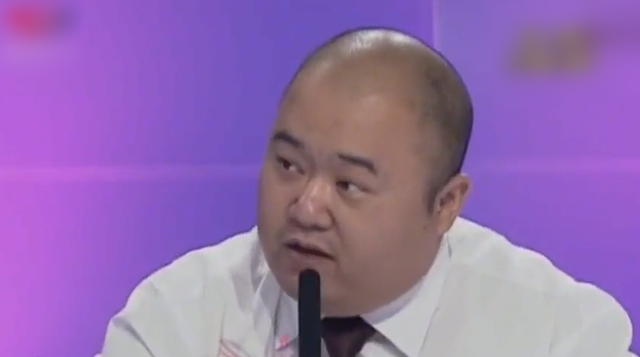 临近婚期未婚夫突然悔婚,父亲上台说出原因后,女孩崩溃大哭