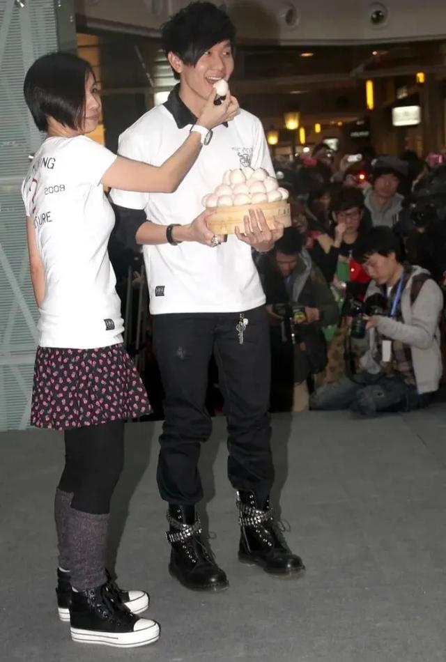 女歌迷红衣红裤上吊自杀,林俊杰脱圈避祸事件的背后真相!