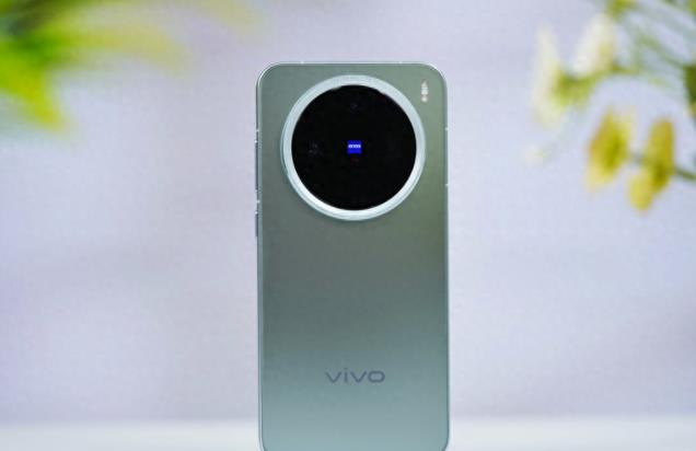 纤薄小直屏+5700mAh+无线充电，IP69防水+三主摄，vivo这次良心