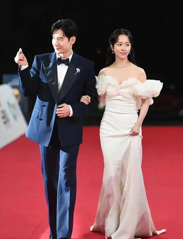 众星云集青龙奖之夜,汤唯夫妇十指紧扣压轴登场,大气松弛很惊艳