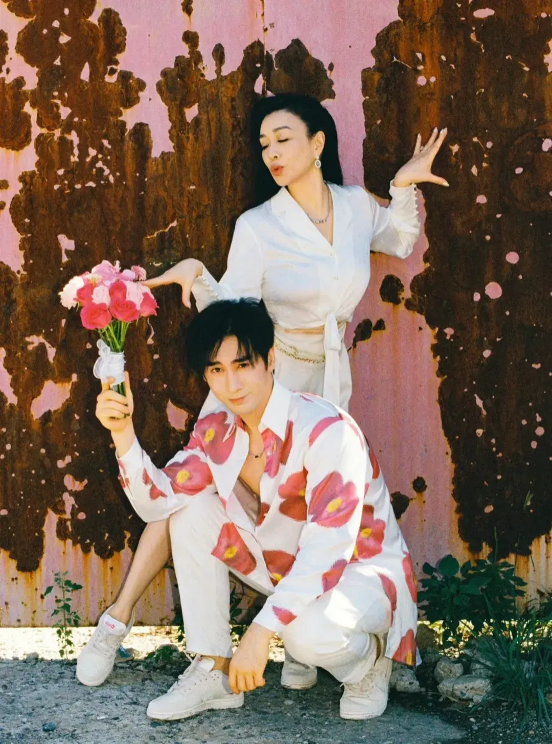 钟丽缇张伦硕晒七夕合照,携手弹琴,浴缸拍照,老妻少夫太会玩了