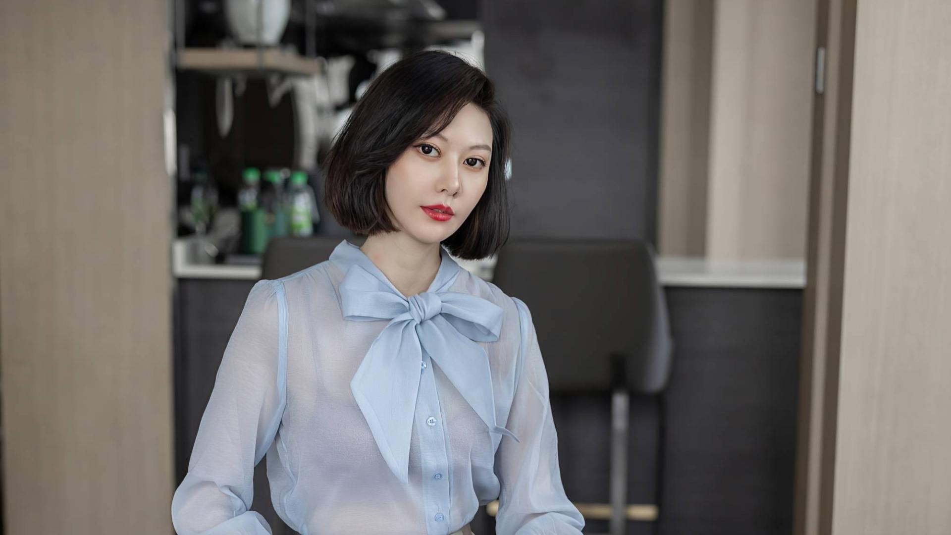穿上优雅又得体的雪纺衫与半身裙，成为职场中的“小女人”