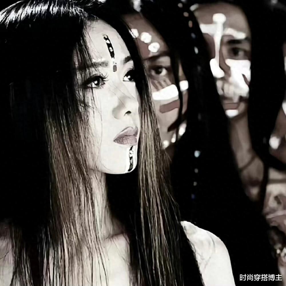 杨丽萍仙气全无,指甲也剪了,常年吃花瓣水,今65岁拄拐杖出行!