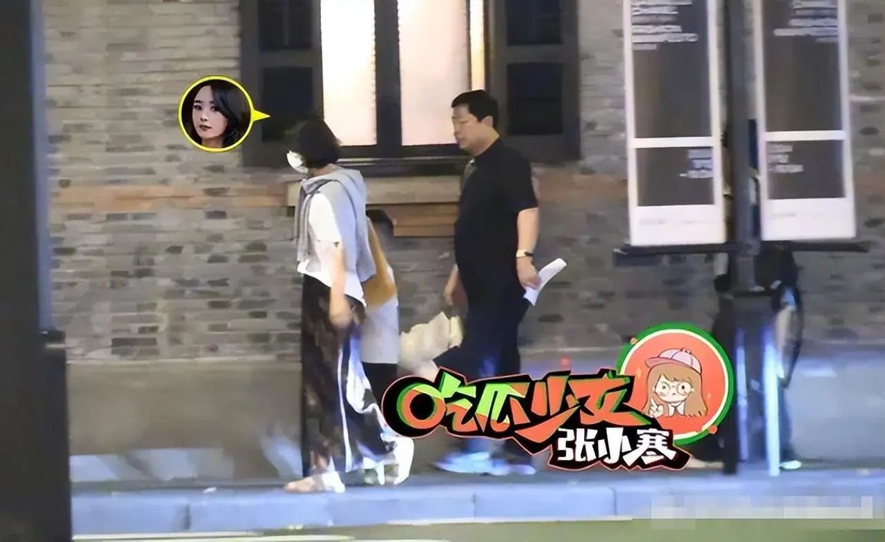 赵丽颖祖孙三代聚餐，遭逢大雨颖宝暖心护爱子，想想虎头虎脑像爸