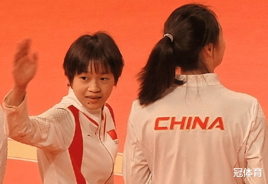 太逗了!全红婵外出吃夜宵,网友向陈若琳告状:你徒弟放飞自我了