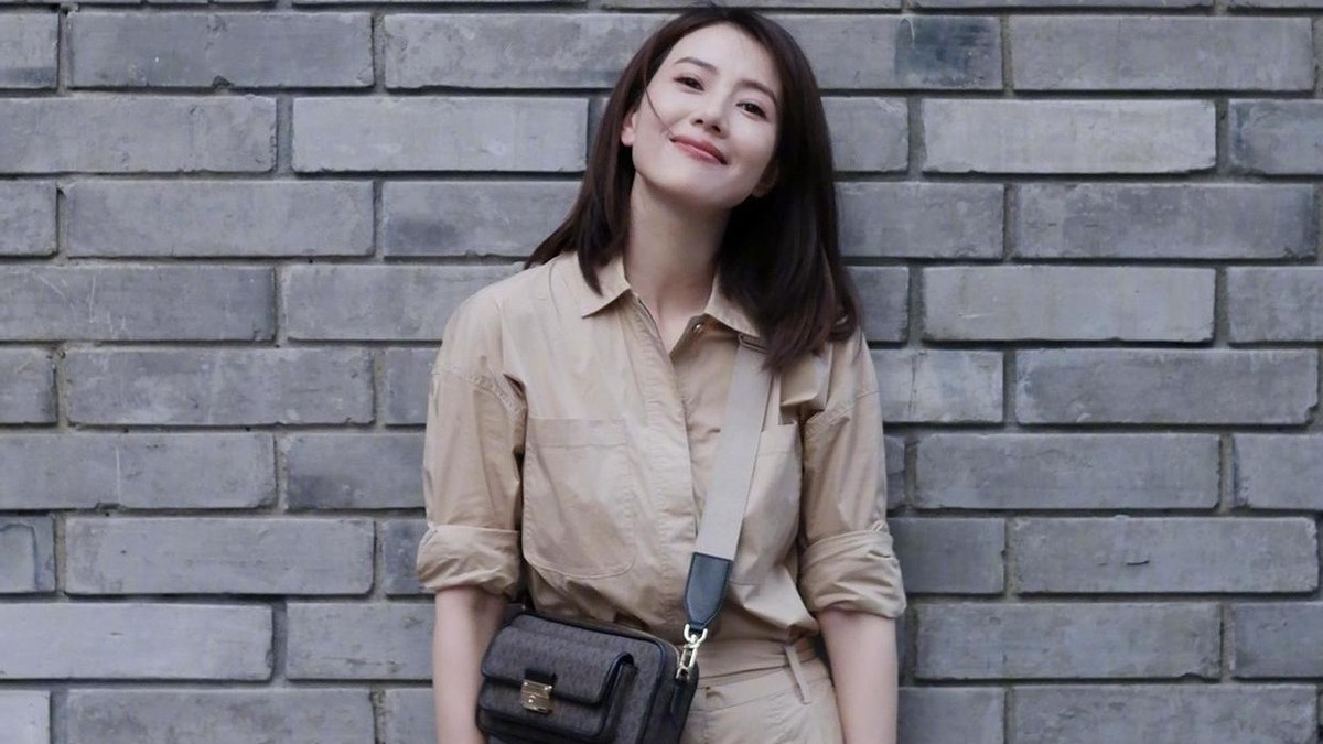 高圆圆终于改风格，卡其色衬衫配工装裤高级时髦，自然发型显气质