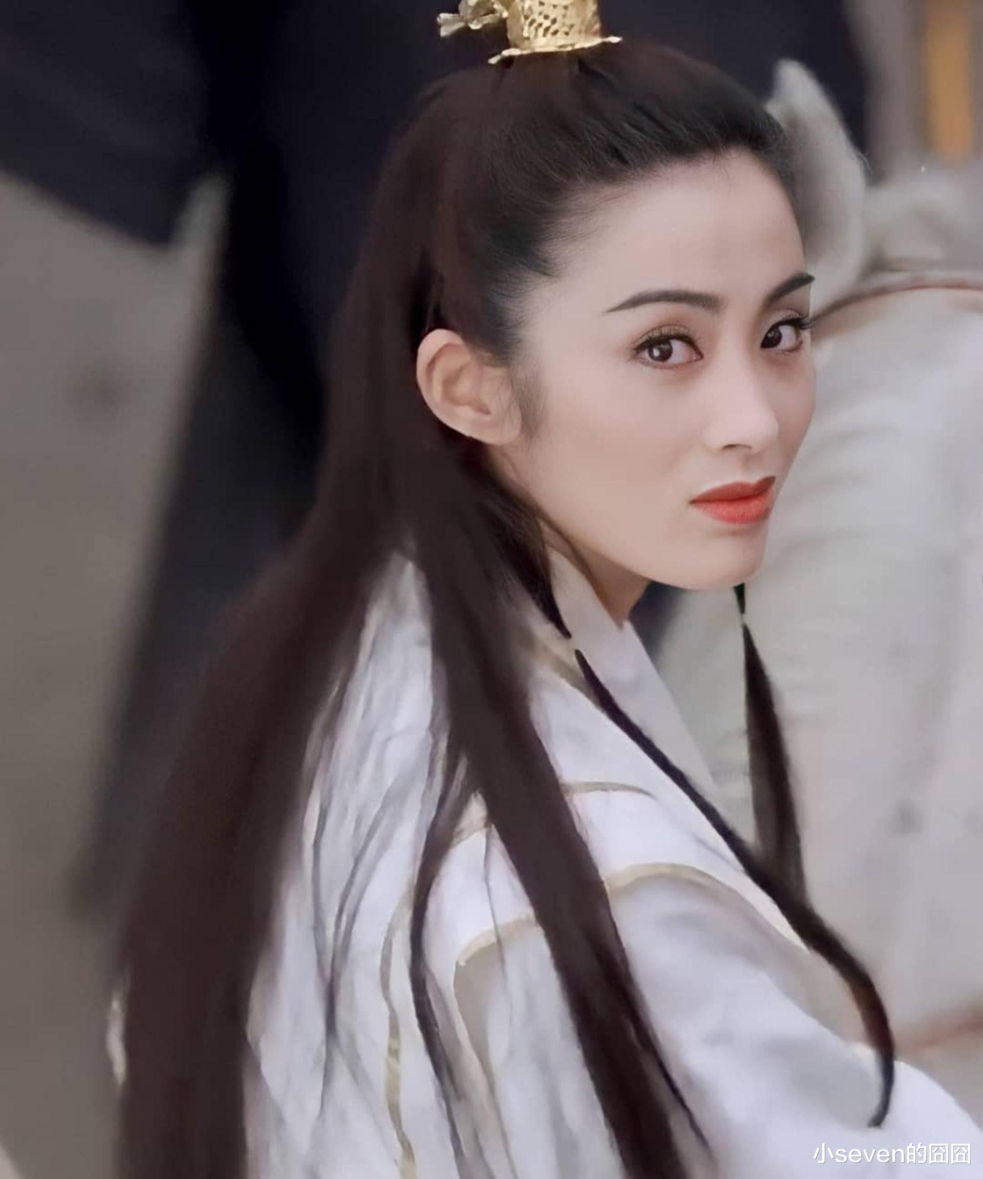 56岁女神张敏近照曝光，老了身材暴瘦干瘪，被采访时笑得很开心