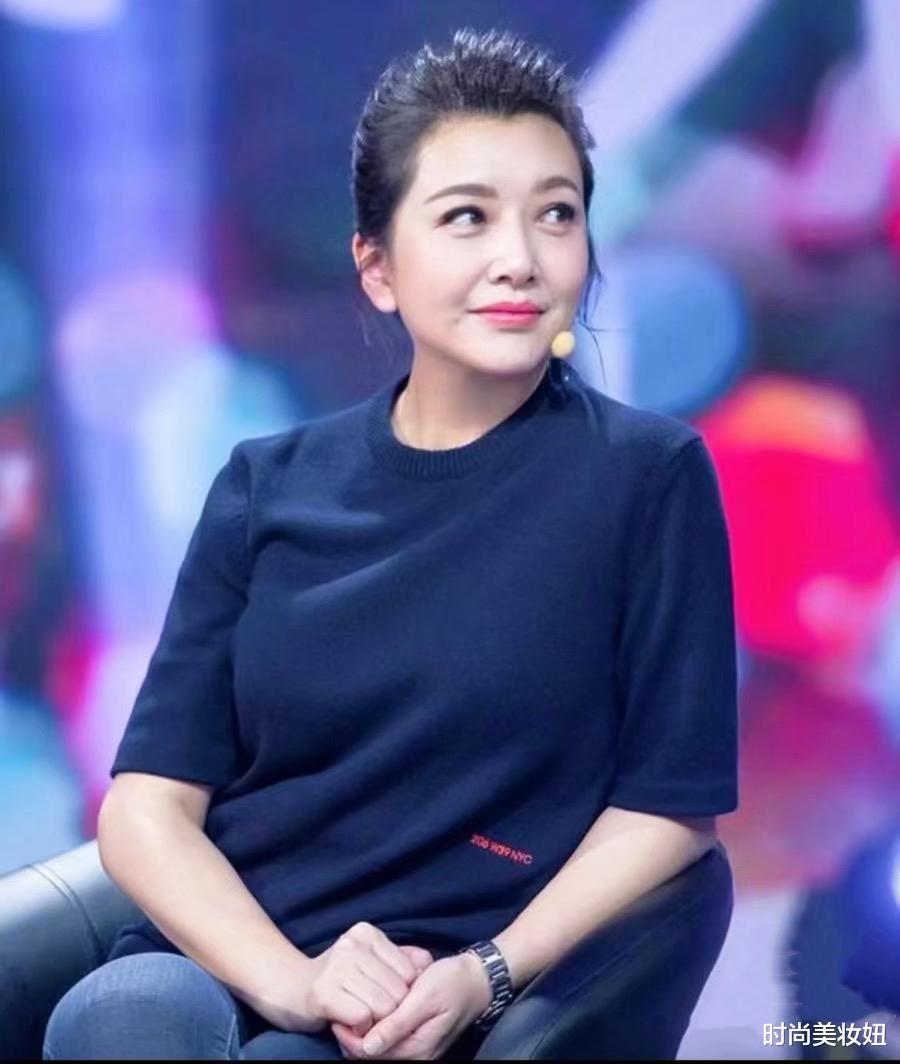 56岁江珊扎麻花辫也太嫩了吧！穿针织衫+小脚裤，年轻20岁不止