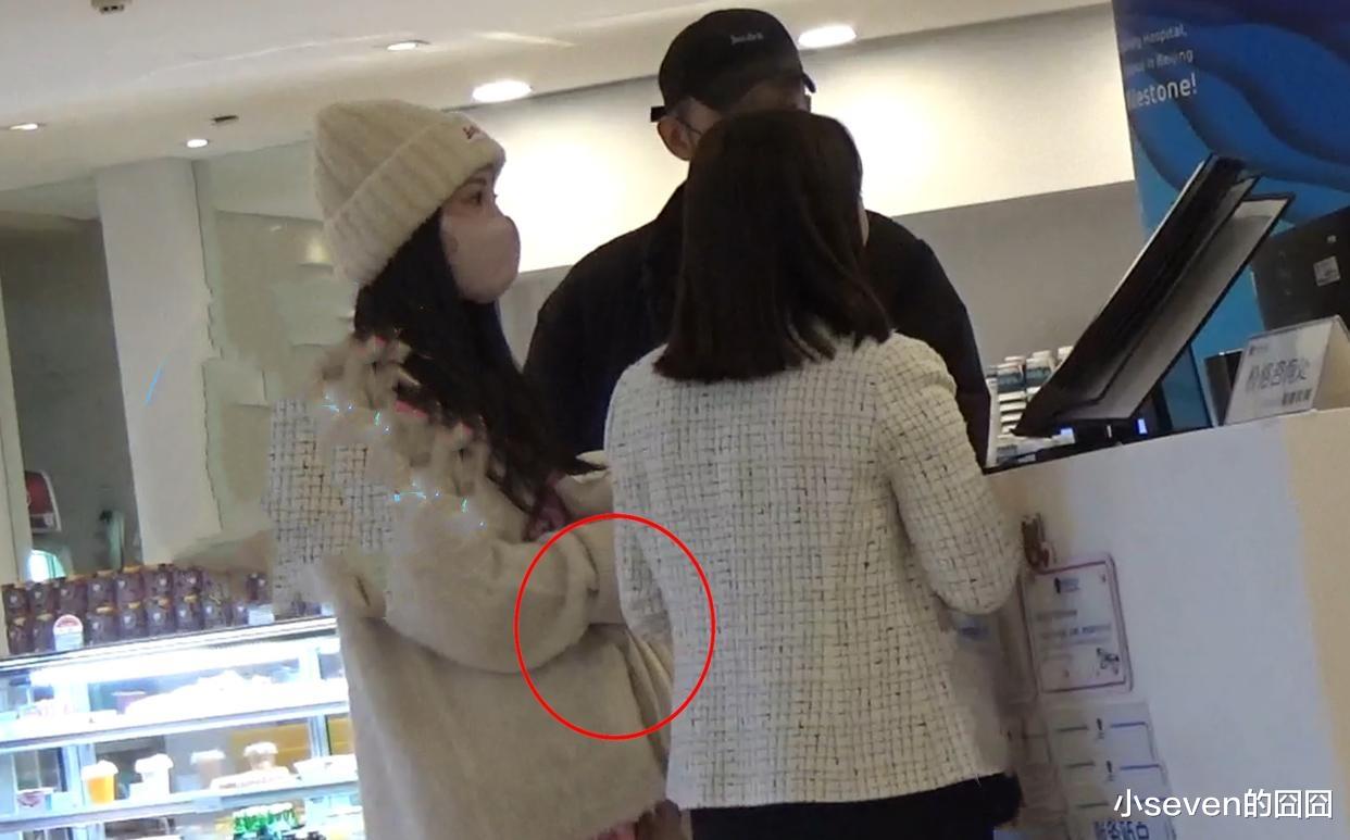 柳岩要当妈妈了?挺着大肚子和男友现身妇产科医院,小腹隆起明显