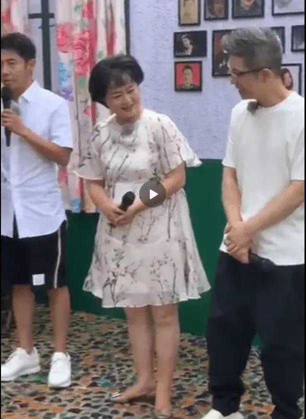 鞠萍现身哈尔滨遭拍,走在大街上就是个普通的老妇人,也没好身材