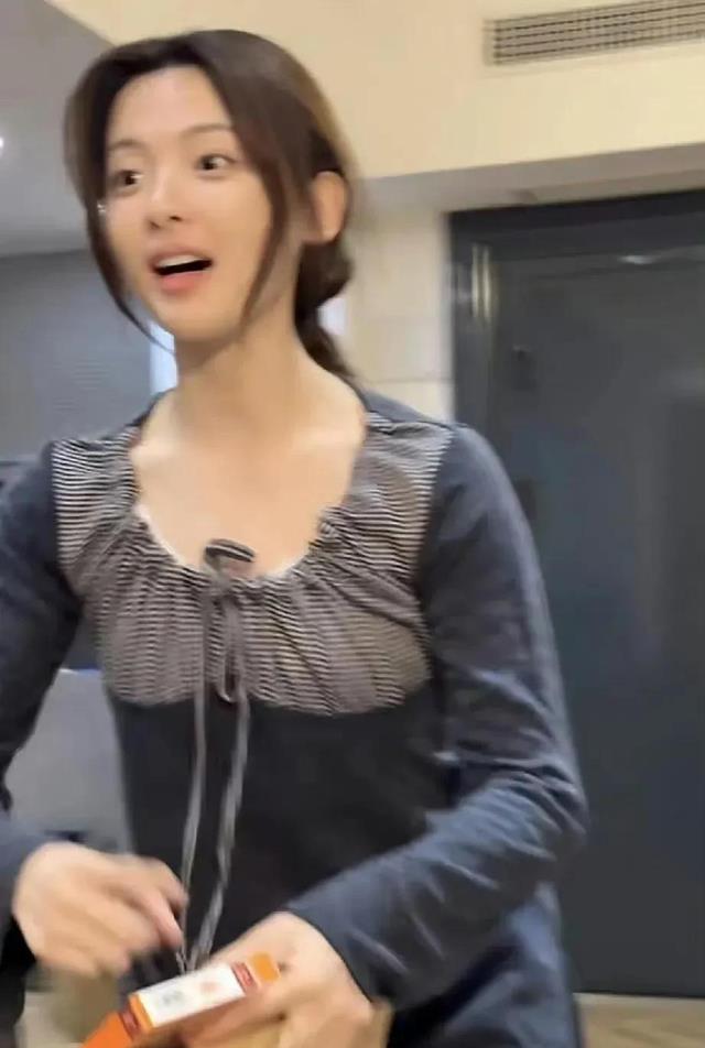 不愧是建模脸杨超越，穿得一身村味儿，还是全素颜