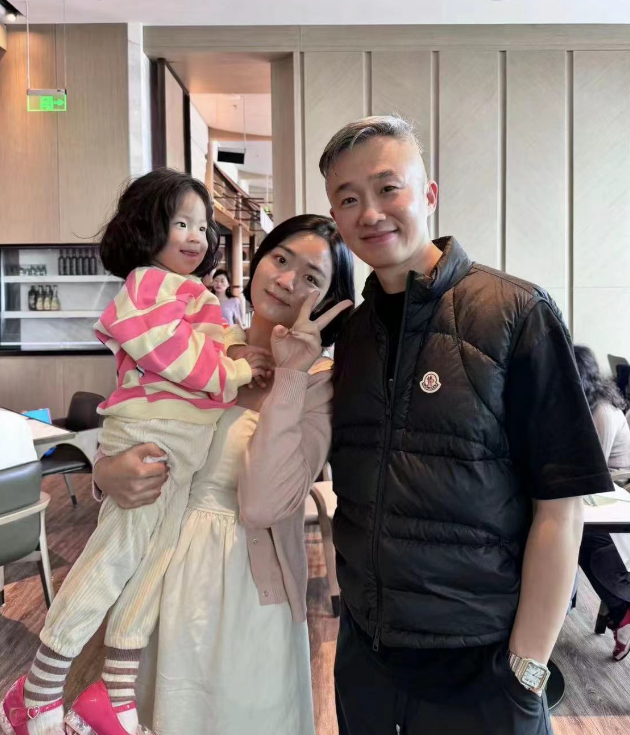 主持人程雷罕见露面，穿2万元马甲戴金表，因犯错转幕后工作